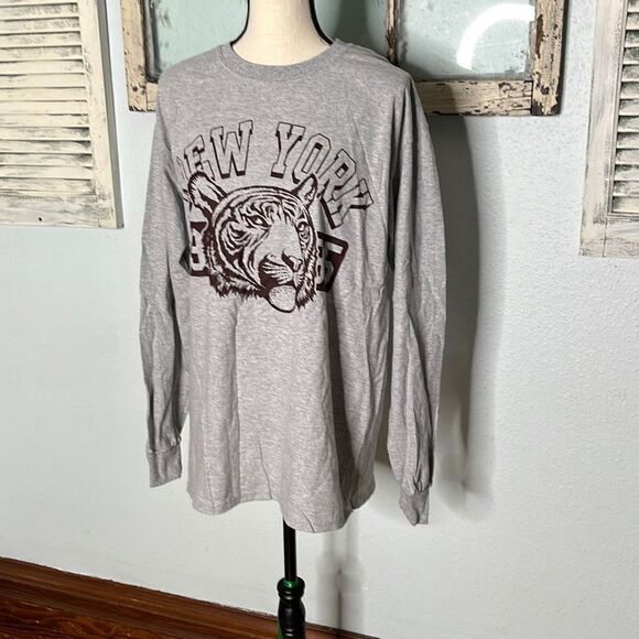 Love Tribe Womens Sweatshirt Tiger Crewneck Heather Grey Size 1X NWT - Picture 2 of 7